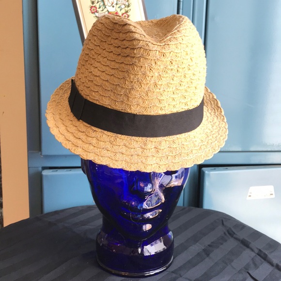 Apt 9 Hat 🍀 - Picture 2 of 7